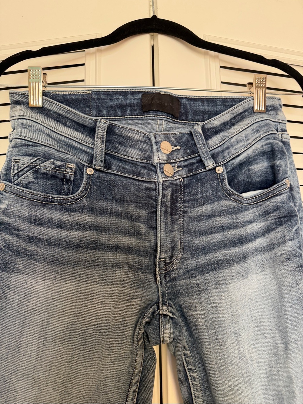 Buckle Black Women's Boot Cut Jeans in medium Blue Denim - Picture 2 of 4